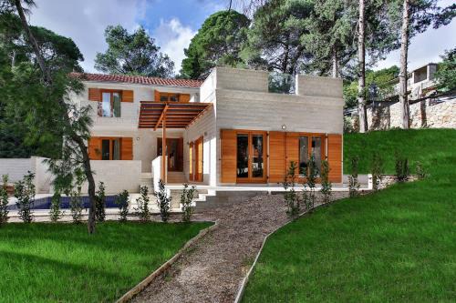 Private luxury Villa BIANCO on Solta for up to 10 persons, heated pool, free parking, very close to the beach! FREE Kajak & Mountainbikes, GREAT living area & privacy! in Rogač
