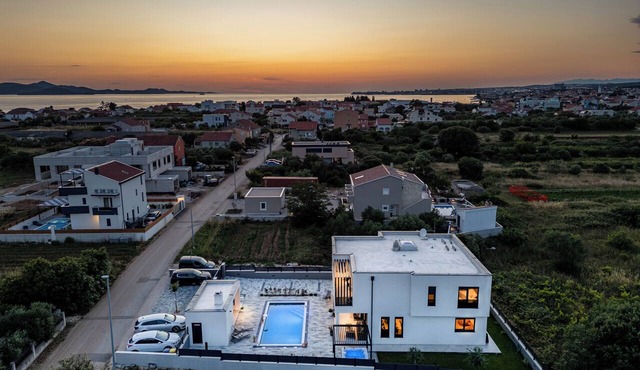 Private & Modern 4BR Villa, Heated Pool, Jacuzzi, and Gaming room, Near Zadar in Bibinje