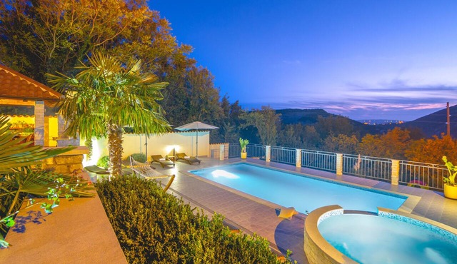 Private Pool Villa in Peaceful Green Oasis, 3 km to the Beach