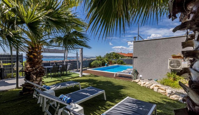 Private Resort Villa, Salt Pool, Cinema & Sea View in Kastel Stari