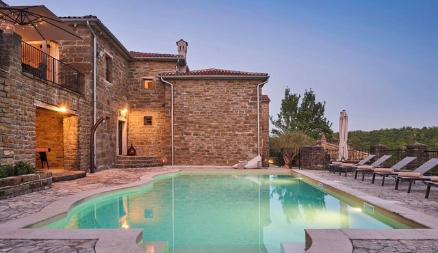Private Villa with WIFI, hot tub, A/C, private pool, TV, terrace, pets allowed, panoramic view in Buzet
