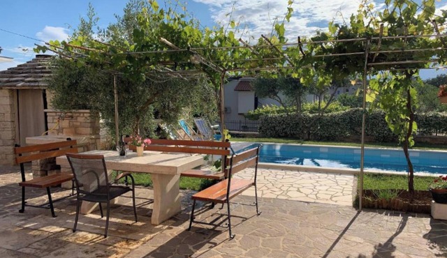 Relaxing retreat with covered terrace and pool in Fiorini