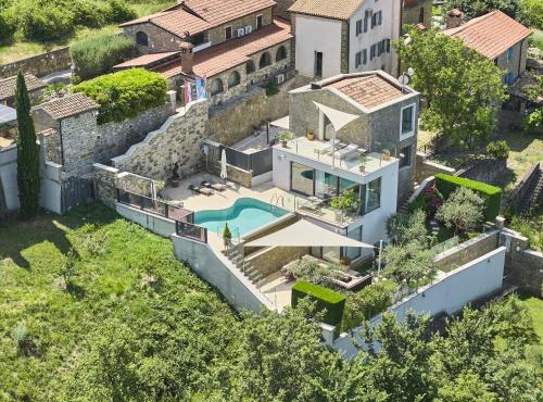 Residence Monte near Umag for 10 people with heated infinity pool, spa & play room