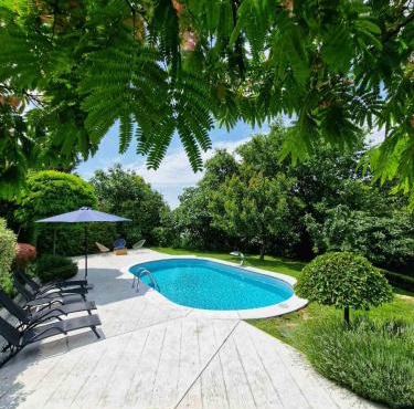 Riverside Pool Villa in Novi Sad