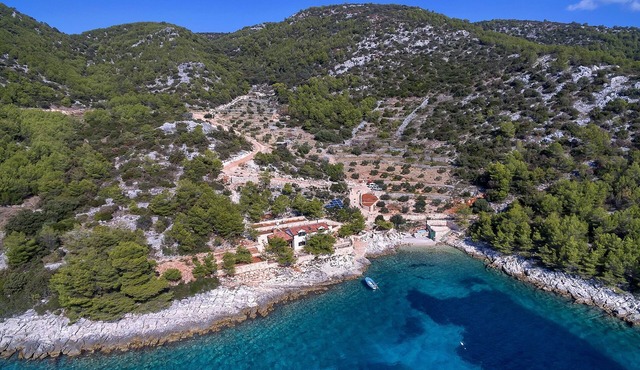 Robinson house with hot tub by the sea Cove Golubinka, Hvar (K-14344)