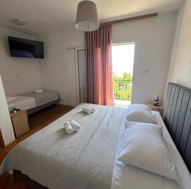 Rooms with shared kitchen "Milica" in Drvenik