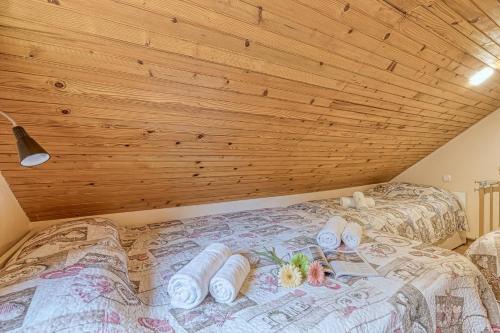 Rozi's Riverside Cottage - Happy Rentals