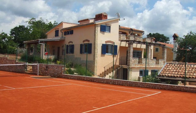 Ruhiggelegene Villa mit eigenem Tennisplatz und Pool für Ausflüge in die Umgebu by Interhome in Poreč/Višnjan