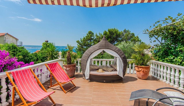 Rustical Villa Verde with large pool and a sea view in Maslenica