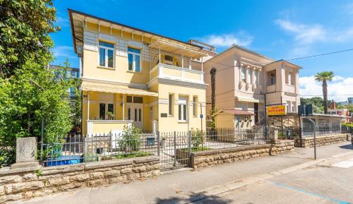 Sea View Boutique Apartman Villa Mediteran near Beach & Old Town in Poreč