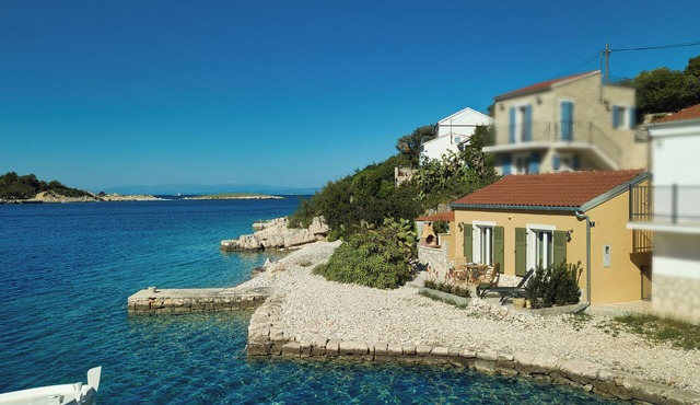 Seafronthouse "Nikša", on the beach, 2 km from Vis with 2 stand-up paddle boards in Rogacic