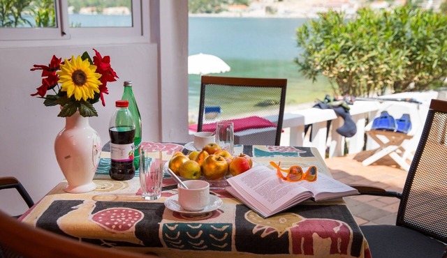 Seaside Studio - Studio Apartment with Private Beach and Sea View in Veliki Zaton