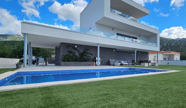 Seaview 8 Bed Villa Sleeps 16 - Pool & Hot tub in Starigrad