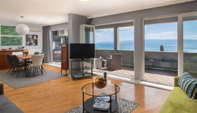Seaview Lux Apartment Znjan – 120m², Close to Beach, Parking & WiFi in Split