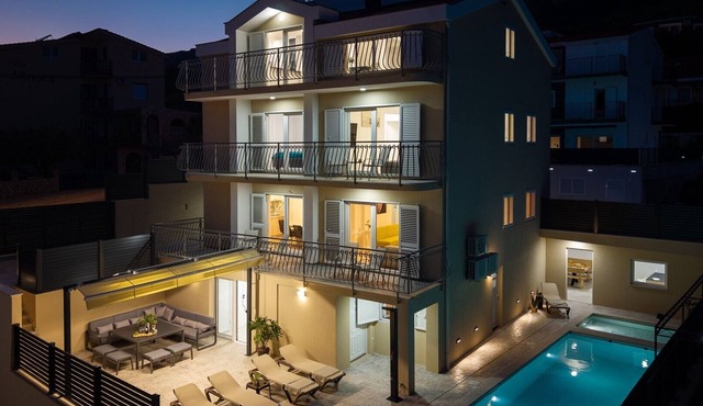 Seaview Villa Diamond, 7-bedroom villa Just 500 Meters from the Beach in Dugi Rat