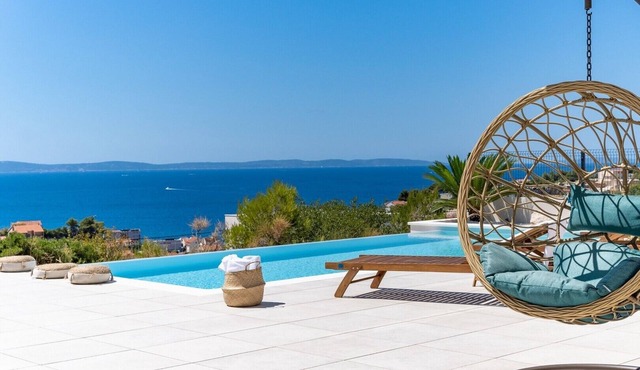 Seaview Villa Nocturno with 4 en-suite bedrooms, private heated 35smq infinity pool with hydromassage and Jacuzzi in Podstrana
