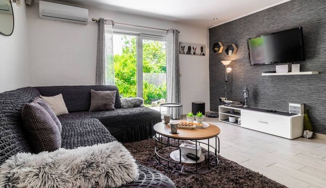 Six Bedroom Holiday Home in Kastel Stafilic