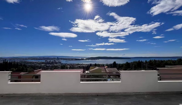 Spacious 5-bedroom/duplex apartment with amazing view near Split centre. in Kaštel Sucurac