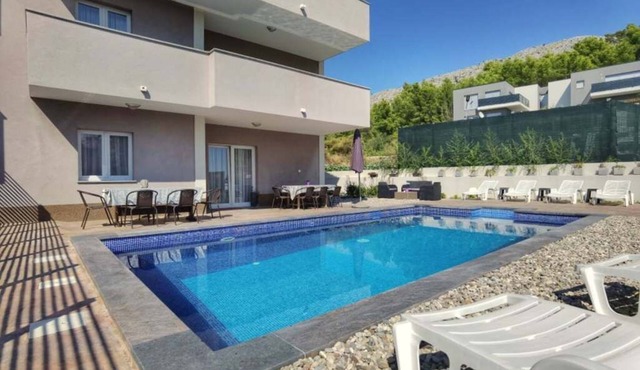 Spacious Villa "La Famiglia" with private heated pool in Podstrana