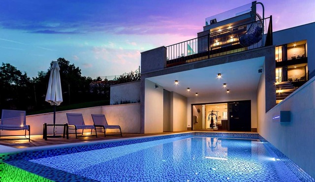 Spectacular luxury villa with infinity pool in Icici