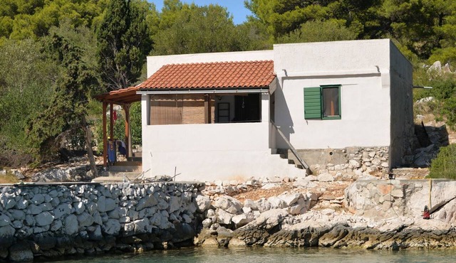 Steinhaus am Meer mit überdachter Terrasse als p by Interhome