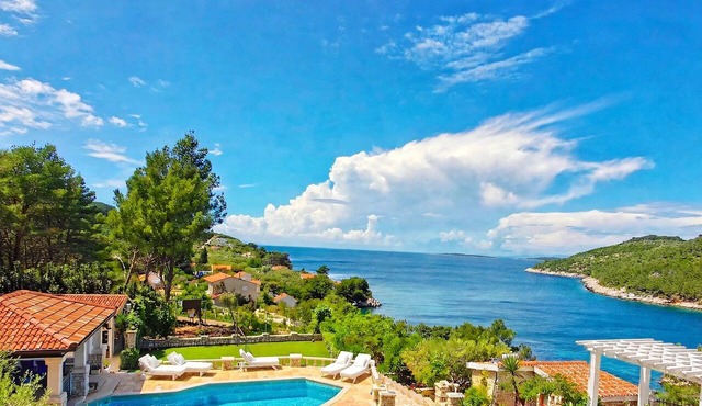 Stone House Villa Poplat – Private 7BR Estate with Sea-Water Pool, 50m to Sea in Poplat Vela Luka