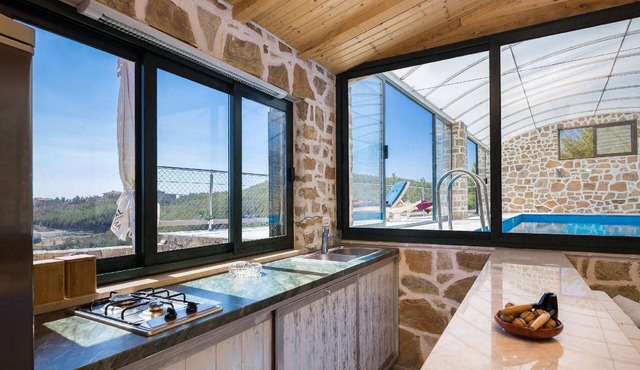 Stone villa Divino with pool and amazing view in Zrnovnica