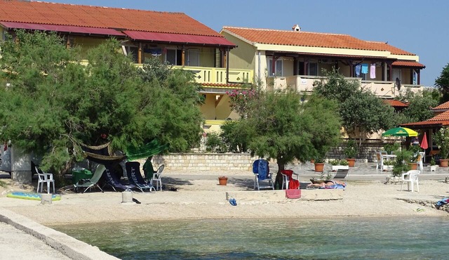 Studio apartment, directly on the sea, mezzanine in Kustići