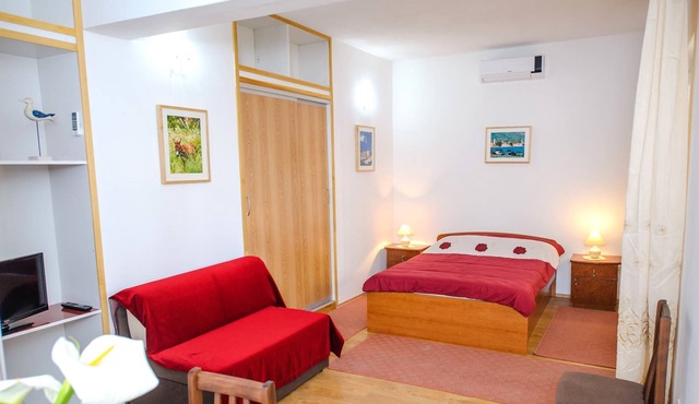 Studio Apartment Kastel 2 (2+1) in Kastela