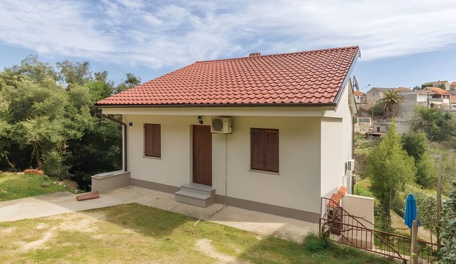 Studio Apartment with Mountain View, WiFi, and Air Conditioning in Tkon