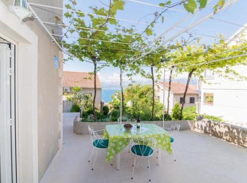 Studio apartment with terrace sea view in Postira