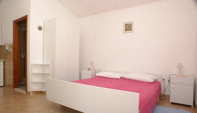 Studio flat near beach Pisak, Omiš (AS-2750-c) in Mimice