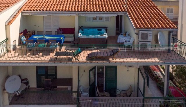 Studio flat with hot tub Makarska (AS-18898-a)