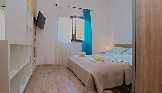 Studio with air conditioning and terrace in Pula