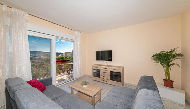 Stunning apartment in Kastel Sucurac with WiFi in Kastel Sucurac