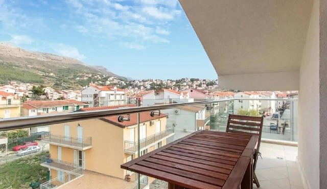Stunning apartment in Podstrana with WiFi in Podstrana