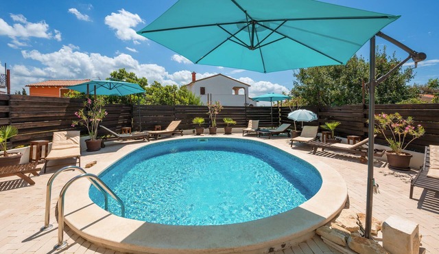 Stunning apartment in Peroj with WiFi