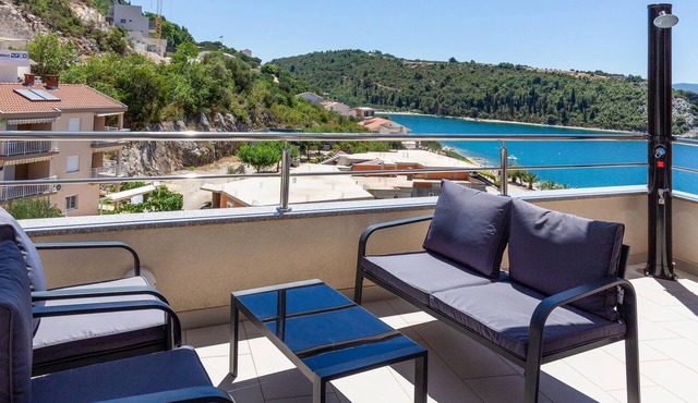 Stunning home in Duba with house sea view in Duba