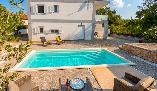 Stunning home in Gabonjin