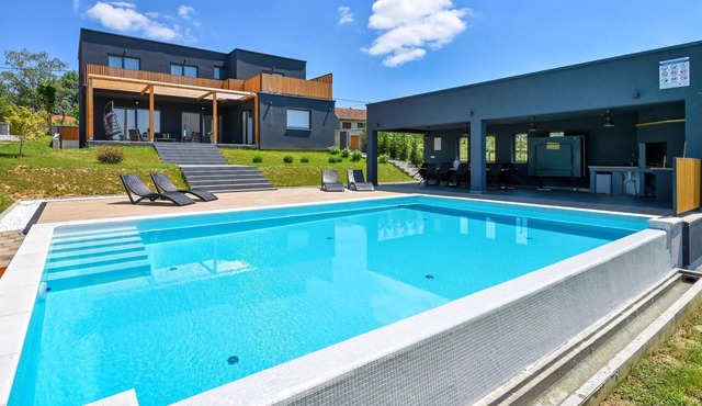 Stunning home in Klostar Ivanic in Klostar Ivanic