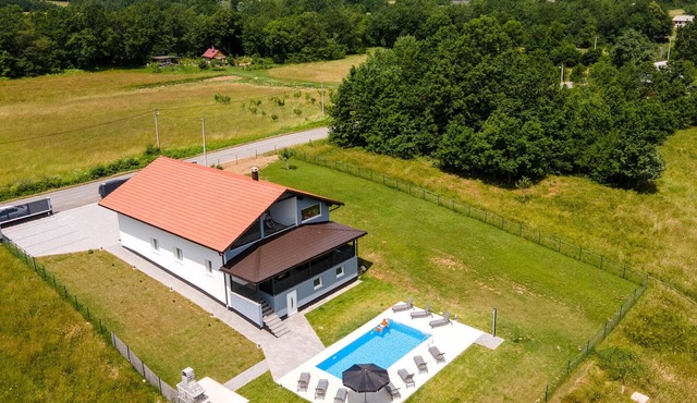 Stunning home in Klanac with kitchen