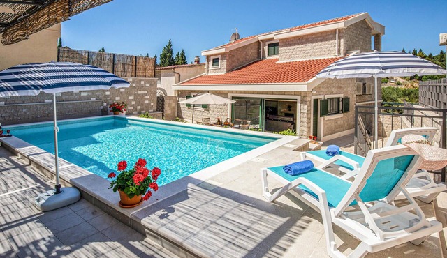 Stunning home in Klek
