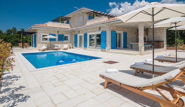Stunning home in Pifari