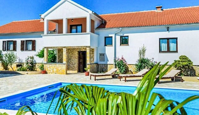 Stunning private villa with A/C, WIFI, private pool, TV, terrace, pets allowed and panoramic view in Biograd Na Moru