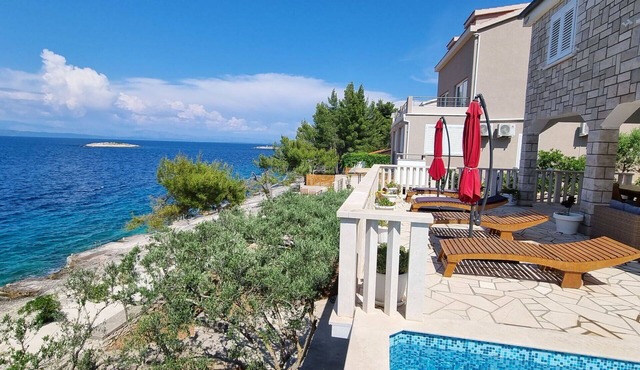 Stunning private villa for 6 people with WIFI, A/C, private pool, TV and terrace in Prigradica