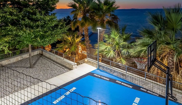 Stunning private villa for 8 people with private pool, WIFI, A/C, hot tub, TV and terrace in Prigradica