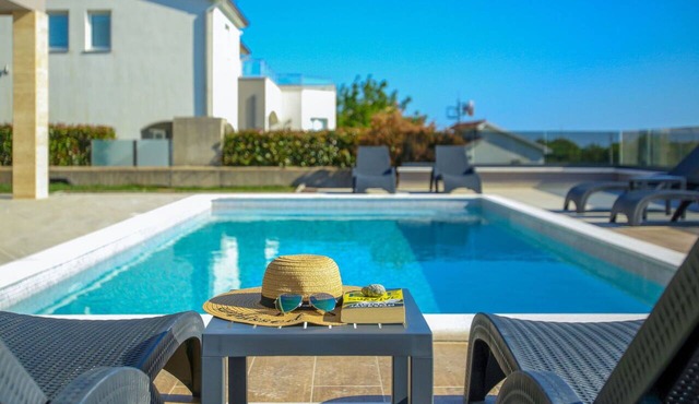 Stunning private villa for 7 people with WIFI, private pool, hot tub, A/C, TV and terrace