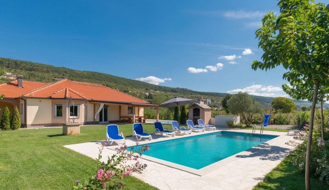 Stunning private villa for 8 people with private pool, WIFI, A/C, TV and terrace in Juričići