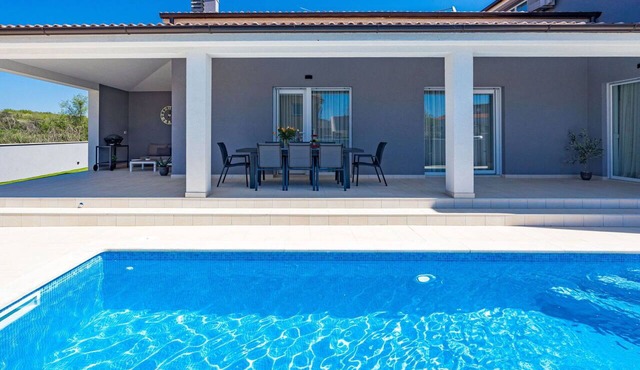 Stunning private villa for 8 guests with A/C, WIFI, private pool, TV, terrace and pets allowed in Loborika