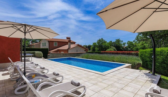 Stunning private villa for 10 guests with A/C, WIFI, private pool, TV, terrace and pets allowed